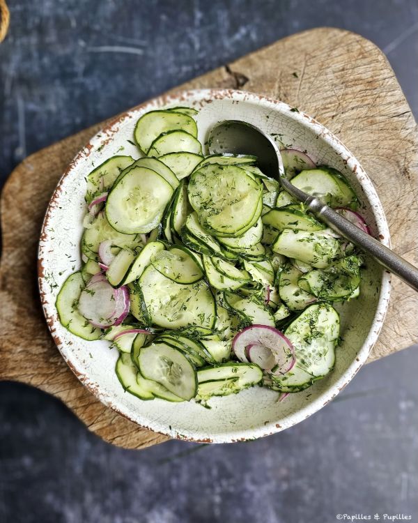 Salade de concombre à l’aneth, miel et oignon rouge