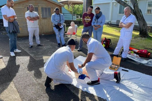 Immersion au cœur du métier d'ambulancier lors d'une journée portes ouvertes au CHU de Saint-Pierre