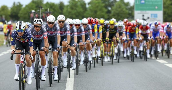 Tour de France 2025. Quand le peloton s'arrête pour satisfaire un besoin naturel... 10 minutes après le départ