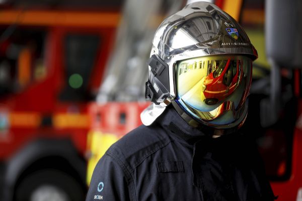 Un départ de feu survenu dans un champ au Luc: des hélicoptères déployés pour procéder à des largages