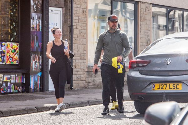Matt Damon en Ecosse : l'acteur méconnaissable, sa femme Luciana Barroso ne le quitte pas d'une semelle