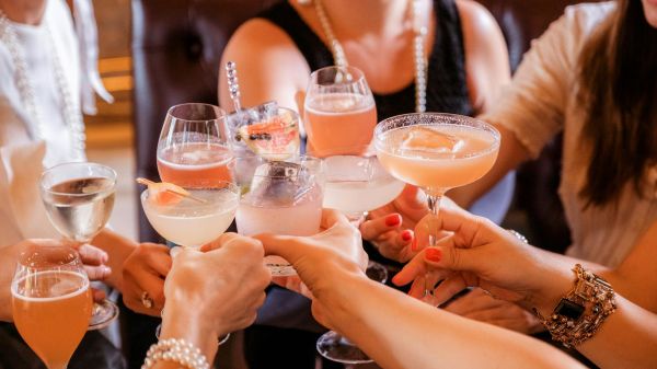 « Je suis rentrée en pleurs » : quand la rivalité entre invitées à un enterrement de vie de jeune fille gâche la fête