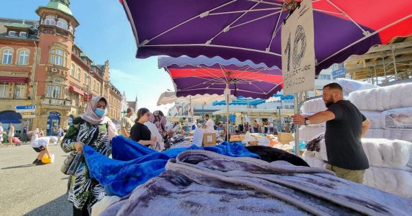 Saint-Louis. Couverture, casquette, chapeau : de l'incontournable à l'insolite, la braderie de la Saint-Jean en trois objets