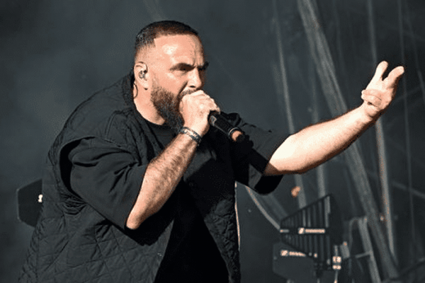 "Ça ne correspond pas à nos valeurs" : la présence du rappeur Médine au festival Les Pluies de Juillet fait réagir des élus de la Manche