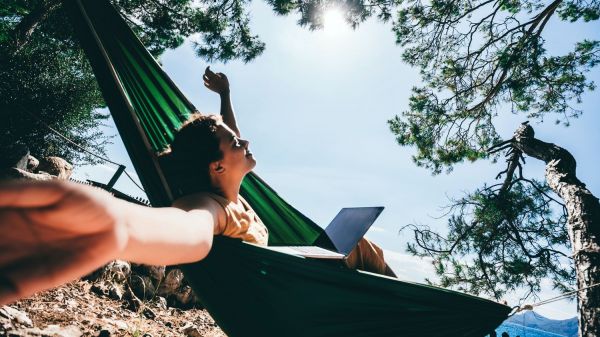 "Workation" : ces Français qui choisissent de mélanger travail et vacances