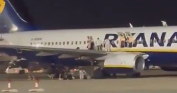 Espagne : le débarquement en urgence d'un vol Ryanair après une fausse alerte incendie entraîne des blessés