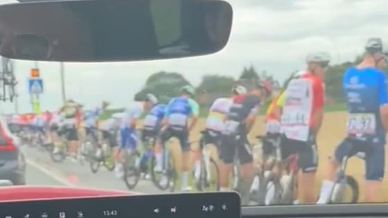 Tour de France 2025: les images cocasses de la moitié du peloton en pause pipi... pendant que l'échappée s'en va