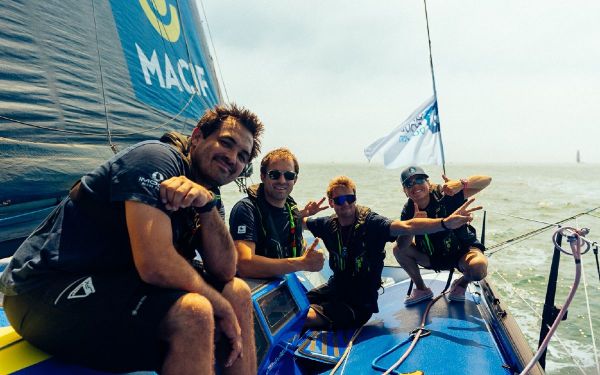 Sam Goodchild, remplaçant de Charlie Dalin, remporte la Course des Caps avec l'équipage de Macif