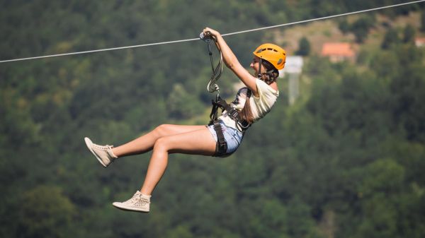 Cet été, osez les Pyrénées autrement : luge vertigineuse, tyrolienne géante, kart de folie...