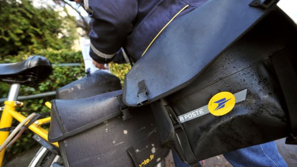 "C'était ça ou l'incinération et l'enfouissement": la Poste et la SNCF veulent recycler leurs anciennes tenues d'agents (mais malheureusement vous ne pourrez pas les porter)