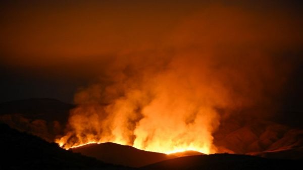 Le plus grand incendie de forêt de l'année en Californie s'étend sur plus de 28 300 hectares