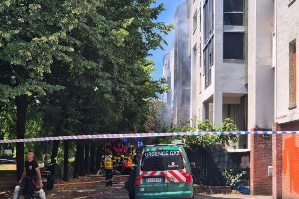 Violent incendie en cours en centre-ville de Grenoble, plusieurs pompiers blessés lors d'une explosion