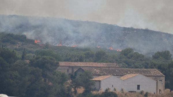 DIRECT Incendie à Fabrègues : des habitants évacués, l'autoroute A9 coupée dans les deux sens... suivez l'évolution de la situation