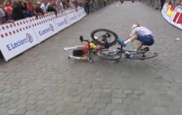 Tour de France 2025 : chute spectaculaire de Benjamin Thomas et Mattéo Vercher sur les pavés du Mont Cassel