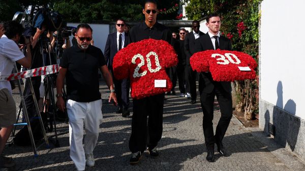Mort de Diogo Jota : les images bouleversantes des funérailles au Portugal