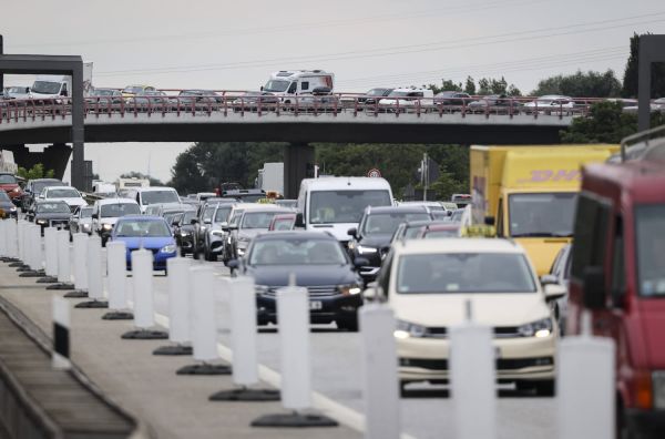Incendies : l'autoroute A9 en partie coupée dans les deux sens de circulation entre Orange et Narbonne