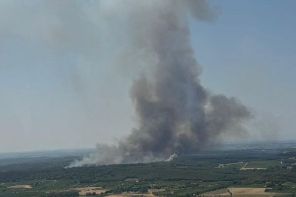 Incendie en cours au bord de la Méditerranée : 60 hectares brûlés, l'autoroute A9 coupée dans les deux sens