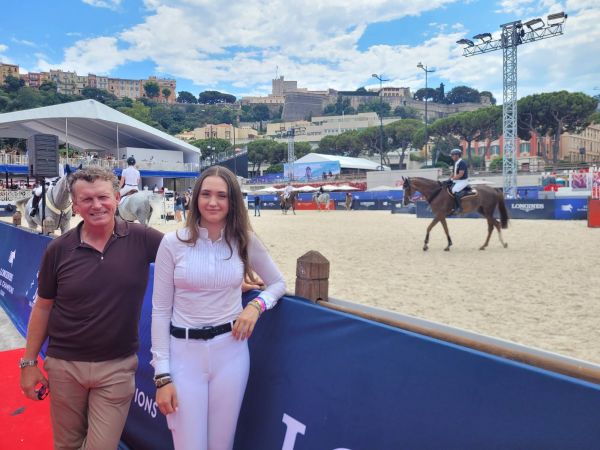À seulement 19 ans, Anastasia Nielsen représente les couleurs de la Principauté avec fierté au Jumping de Monte-Carlo
