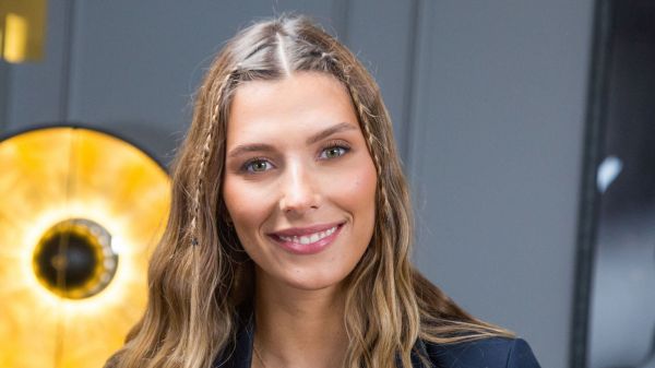 Camille Cerf choque avec des cheveux plus épais que jamais après sa grossesse, son masque favori ne coûte que 7 euros !