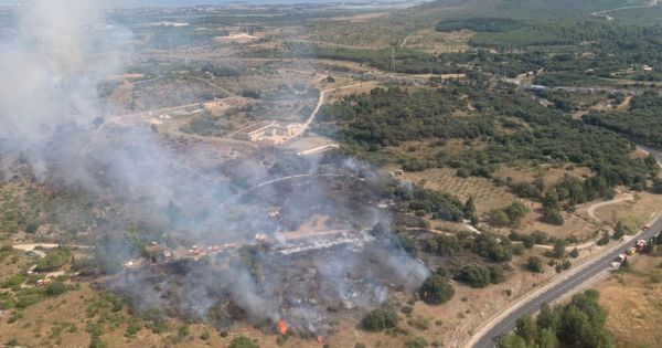 Occitanie : un important incendie provoque la fermeture de l'autoroute A9 dans les deux sens entre Orange et Narbonne
