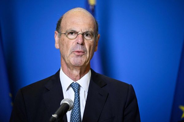 Droits de douane : un accord avec les États-Unis espéré ce week-end, selon Éric Lombard