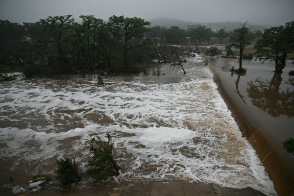 Recherche effrénée d'une vingtaine d'enfants après les inondations meurtrières au Texas