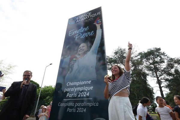 Emeline Pierre, médaillée paralympique, inaugure l'espace aquatique de Billère