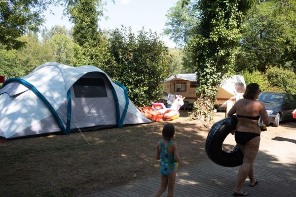 Début de la haute saison touristique : les campings continuent à faire le plein, "cette année, le Jura se porte bien"