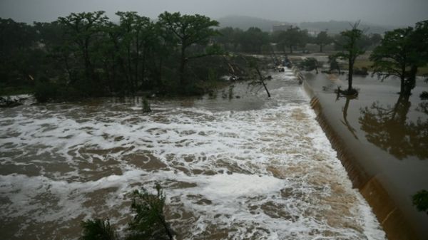 24 morts: Recherche effrénée d'une vingtaine d'enfants après les inondations meurtrières au Texas