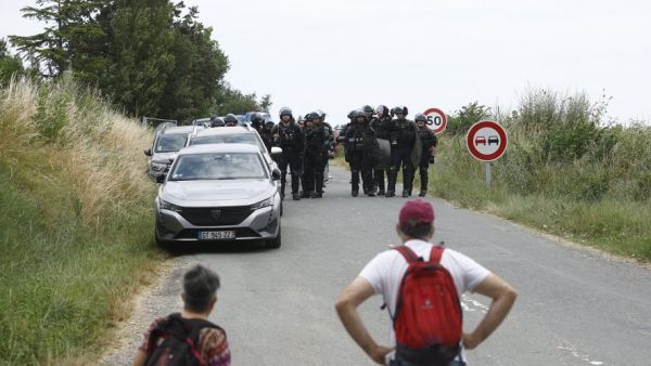 Gaz lacrymogène, jets de pierre, route bloquée... Des incidents éclatent aux abords du chantier de l'A69 entre manifestants et forces de l'ordre