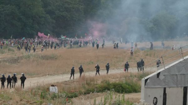 Gaz lacrymogènes, jets de pierres... Premières tensions entre manifestants et forces de l'ordre à la "Turboteuf" contre l'A69