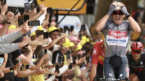 Tour de France 2025 : Jasper Philipsen premier maillot jaune, Primoz Roglic et Remco Evenepoel piégés... Le résumé de la 1re étape