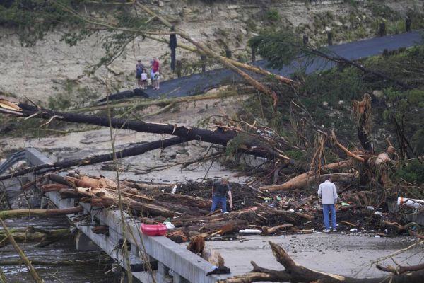 En images – Le Texas en deuil après de violentes inondations