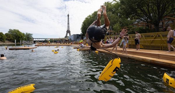 Eau à 25°C, drapeau vert et (vraie) Paris Plage : on a testé pour vous la baignade dans la Seine