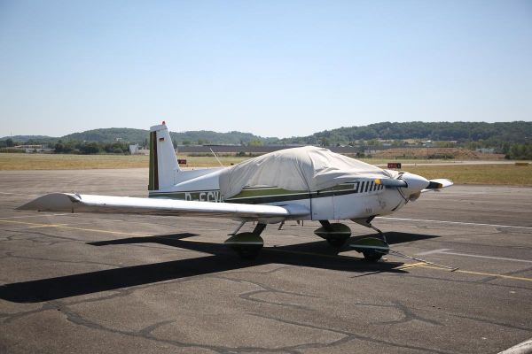 Un aéronef s'écrase sur une salle des fêtes inoccupée, le pilote est décédé