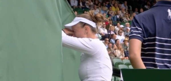 Éliminée et en larmes, la tenante du titre quitte déjà le tournoi