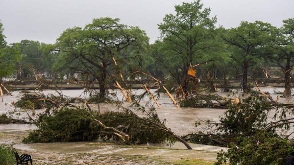 27 morts, dont 9 enfants dans des inondations meurtrières au Texas; une vingtaine de fillettes toujours portées disparues
