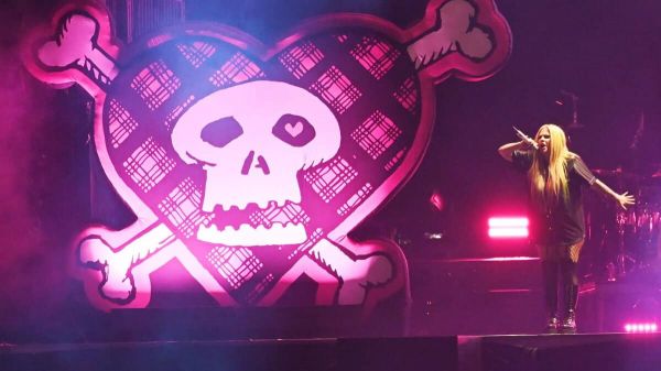 Une superbe soirée de pop punk énergique sur les Plaines avec Avril Lavigne et Simple Plan lors de la 57e édition Festival d'été de Québec