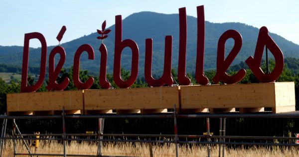 Décibulles 2025. Préparations du festival : une véritable ville se construit sur le site du Chena