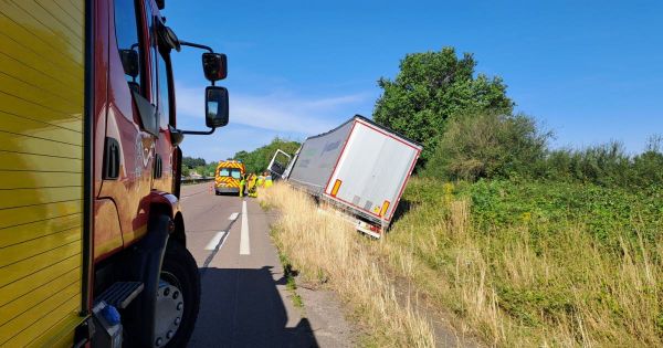 Ciry-le-Noble. Le poids lourd finit au fossé, le chauffeur se débarrasse de ses canettes de bière vides