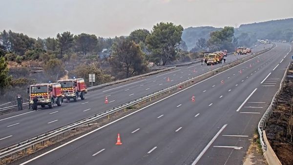 "On est bloqués, sortis des voitures, il fait 47 degrés à l'intérieur"... L'autoroute A9 toujours coupée à la circulation dans les deux sens, les automobilistes bloqués s'impatientent