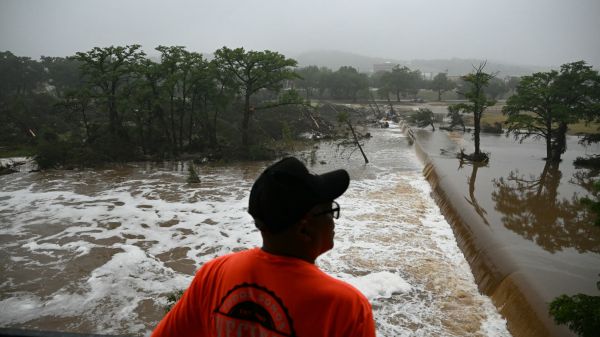 "Chaque heure compte": les recherches se poursuivent au Texas pour retrouver la trentaine d'enfants disparus dans les inondations