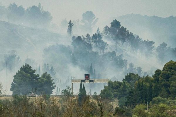 En France, des incendies ont éclaté dans les Bouches-du-Rhône et l'Hérault