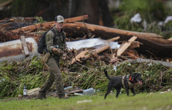 Les secours recherchent une trentaine d'enfants après les inondations  au Texas