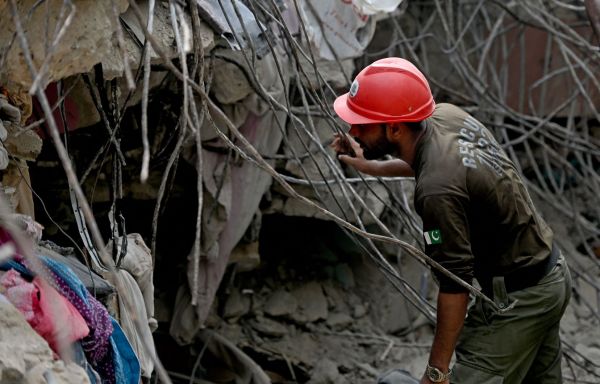 Au moins 16 morts dans l'effondrement d'un immeuble au Pakistan