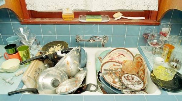Combien de temps peut-on laisser la vaisselle sale traîner dans l'évier sans danger ?