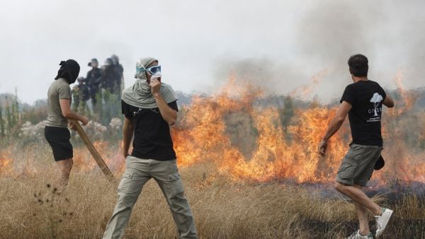 Mobilisation anti-A69 : champ incendié, heurts avec les CRS... la "Turboteuf" a viré à l'affrontement avec certains manifestants