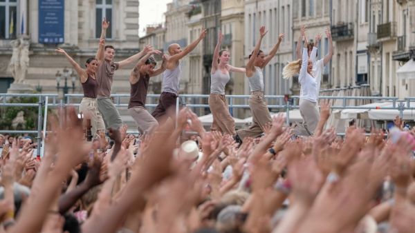 Mourad Merzouki fait danser 2 000 personnes sur la Comédie en clôture du 45e festival Montpellier Danse