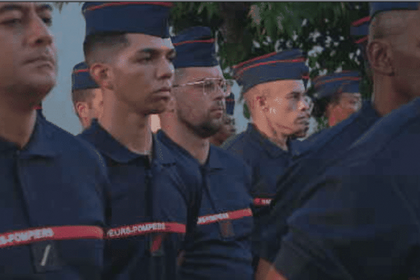 Des pompiers de Saint-Pierre et Miquelon s'entraînent pour le défilé sur les Champs-Elysées du 14 juillet