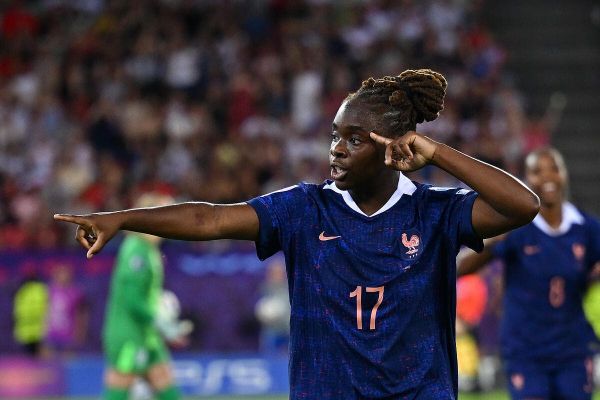 Euro : La France mate l'Angleterre pour démarrer